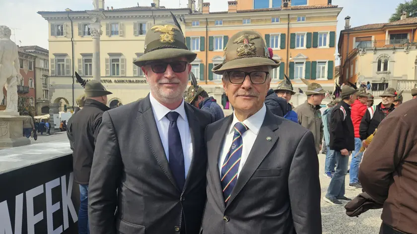 Mauro Ermacora, il nuovo presidente della sezione Udine Ana, con l'uscente Dante Soravito de Franceschi