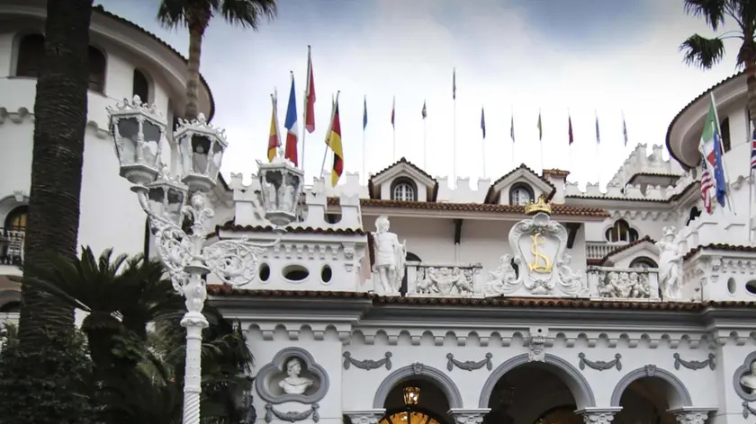 Una foto d''archivio dell'hotel-castello "La Sonrisa' di Sant'Antonio Abate (Napoli), set del celebre programma tv ' Il boss delle cerimonie' , da dove sarebbe partito il focolaio che ha portato alle disposizioni per una mini zona rossa nella cittadina. Nella struttura sarebbero emersi finora una ventina di casi. ANSA/CESARE ABBATE