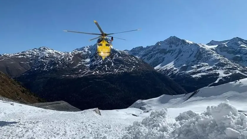 Gli uomini del soccorso alpino di Solda durante le ricerche del secondo alpinista tedesco disperso da ieri sull'Ortles che è stato trovato morto, Bolzano, 28 Aprile 2022. ANSA/US/SOCCORSO ALPINO