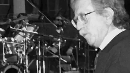 Il maestro Bruno Canfora dirige l'orchestra durante le prove dell'Eurofestival a Roma, in una immagine del 30 aprile 1991. ANSA\OLDPIX