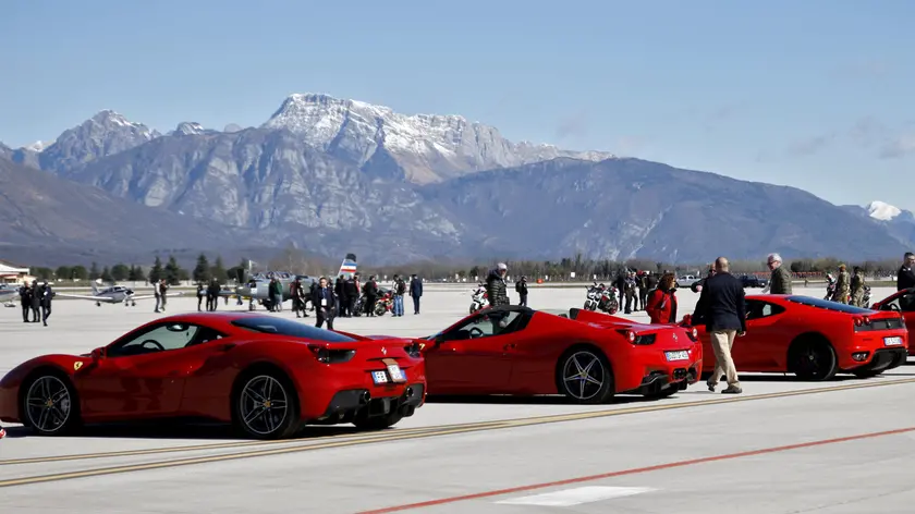 Le Ferrari in pista ad Aviano per il centenario dell'Aeronautica