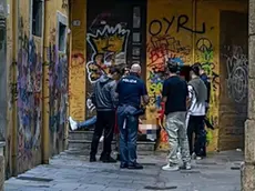 Le forze dell'ordine in vicolo Brovedan: a terra uno dei giovani feriti