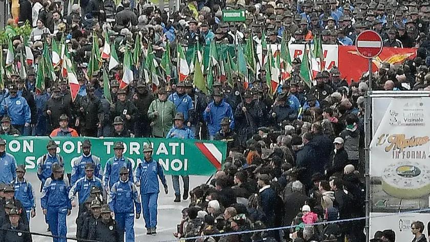 Il lungo serpentone delle sezioni all'Adunata degli alpini