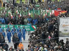 Il lungo serpentone delle sezioni all'Adunata degli alpini