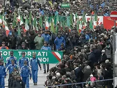Il lungo serpentone delle sezioni all'Adunata degli alpini
