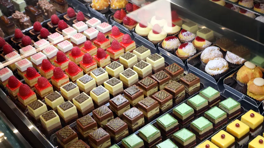 Il banco di una pasticceria al mercato Centrale Milano all’interno dell’omonima stazione e presentato questa mattina alla stampa. Milano 2 Settembre 2021. ANSA / MATTEO BAZZI