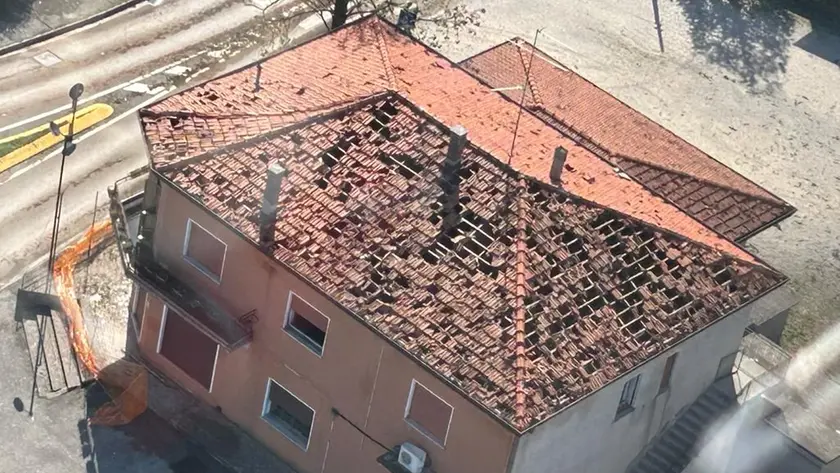 Gli ingenti danni causati dalla grandine a un tetto di una casa a Mortegliano
