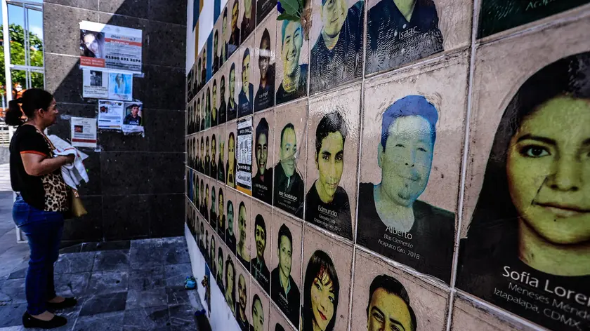 epa11573897 A woman looks at the 'Wall of Memory' in Acapulco, Mexico, 30 August 2024. Mexican families searching for a loved one gather at this International Day of Enforced Disappearances. According to a report of Human Rights Watch, at least 105,000 people are missing in Mexico. EPA/DAVID GUZMAN