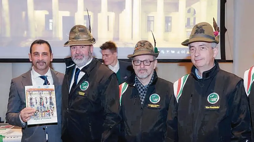 Massimiliano Latorre (a sinistra) durante una recente iniziativa con l’Associazione nazionale alpini