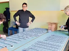 L'allestimento dei seggi a Udine: in regione sono 1.360 seggi elettorali dei 215 Comuni © Foto Petrussi