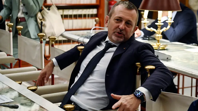 Il sottosegretario al Ministero della Giustizia, Andrea Delmastro, durante l anteprima del docufilm Falcone e Borsellino. Il fuoco della memoria ospitata dalla Commissione Parlamentare Antimafia, Roma, 13 settembre 2024. ANSA/RICCARDO ANTIMIANI