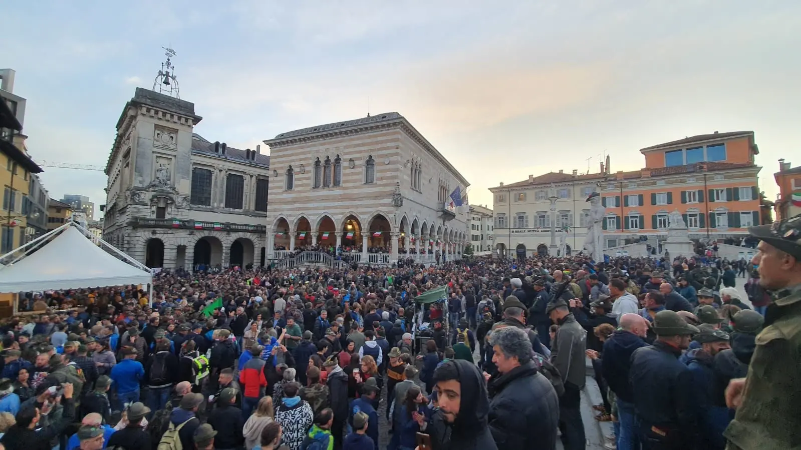 La pioggia non ha scoraggiato le migliaia e migliaia di persone arrivate a Udine per partecipare alla 94esima Adunata nazionale degli alpini che si tiene in città fino a domenica 14 maggio. Ecco le vie del centro invase da penne nere e cittadini