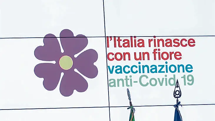 Sarà un fiore, una primula, il simbolo della campagna dei vaccini anti covid che partirà a metà gennaio. Il simbolo è stato presentato dall'architetto Stefano Boeri - che lo ha realizzato - nel corso di una conferenza stampa con il Commissario per l'emergenza Domenico Arcuri. "L'italia rinasce con un fiore" è lo slogan che accompagna il simbolo e che sarà presente in tutta la campagna. ANSA/ANGELO CARCONI