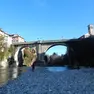 Il greto del fiume Natisone e, sullo sfondo, il Ponte del Diavolo a Cividale del Friuli