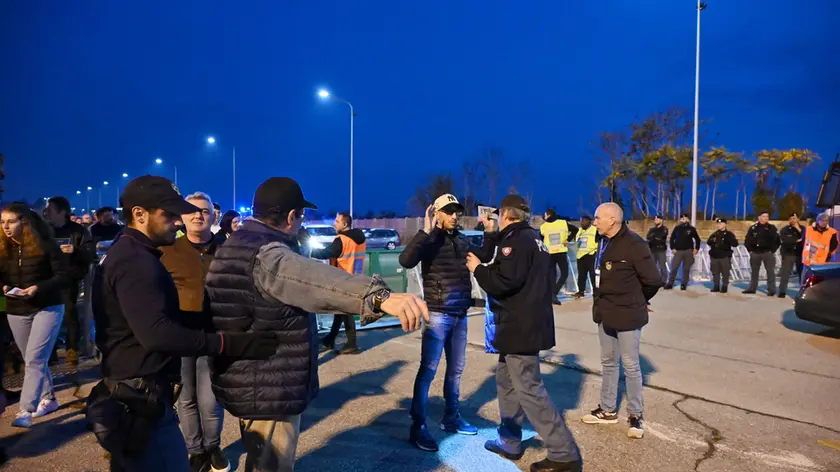 Controlli all'esterno dello stadio Friuli prima di Italia-Israele (foto Petrussi)