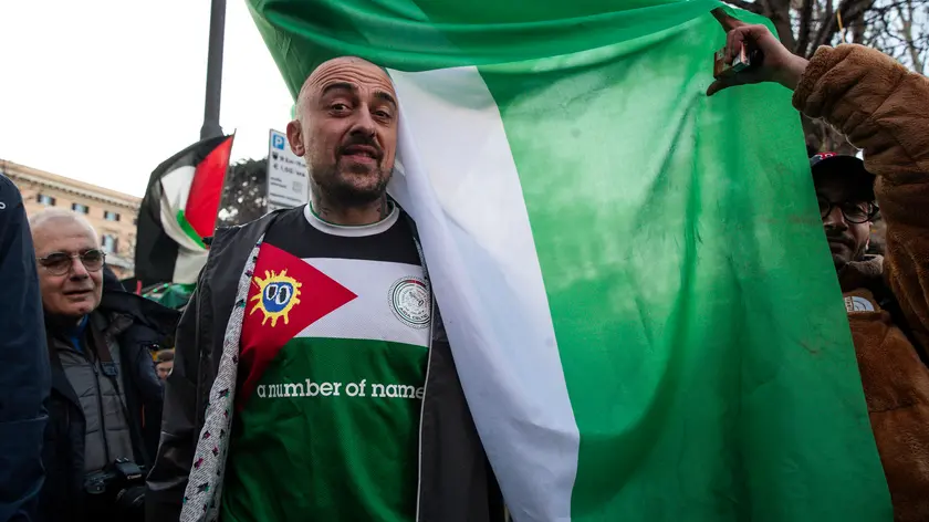 Gabriele Rubini, in arte chef Rubio, noto per l'appoggio alla causa palestinese, durante la manifestazione pro Palestina a piazza Vittorio, Roma, 27 gennaio 2024. /// Gabriele Rubini, aka chef Rubio, known for his support of the Palestinian cause. attends a pro-Palestine rally in Rome, Italy, 27 January 2024. ANSA/ANGELO CARCONI