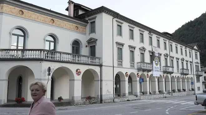 Arta Terme 10 Agosto 2011.Ex Albergo Savoia. Telefoto copyright Foto PFP