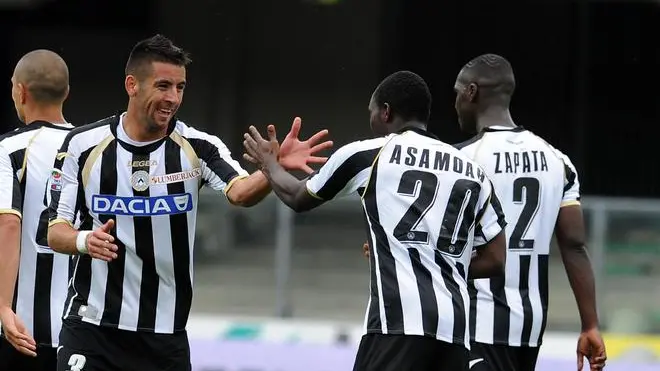 L'esultanza di Mauricio Isla e Kwadwo Asamoah, i giocatori dell'Udinese autori dei due goal che hanno sconfitto il Chievo oggi 15 maggio 2011 allo stadio Bentegodi di Verona .ANSA/FOTOLIVE STEFANO NOVELLI