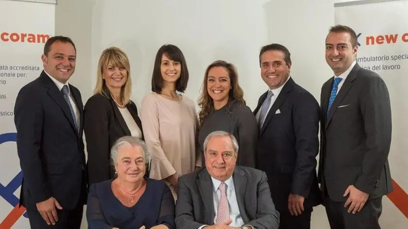 Dagmar Cordaro e Antonio Rampino (seduti) assieme ai figli e ai collaboratori impegnati in azienda