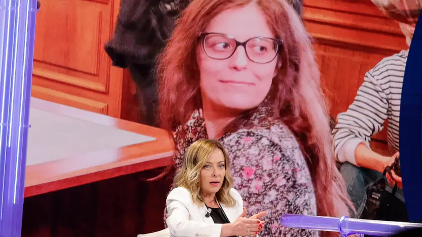La premier, Giorgia Meloni, ospite della trasmissione televisiva di RAI1 'cinque minuti', condotta da Bruno Vespa, Roma, 4 Aprile 2024. Sul monitor un'immagine di Ilaria Salis. ANSA/GIUSEPPE LAMI (superbonus) (f24)