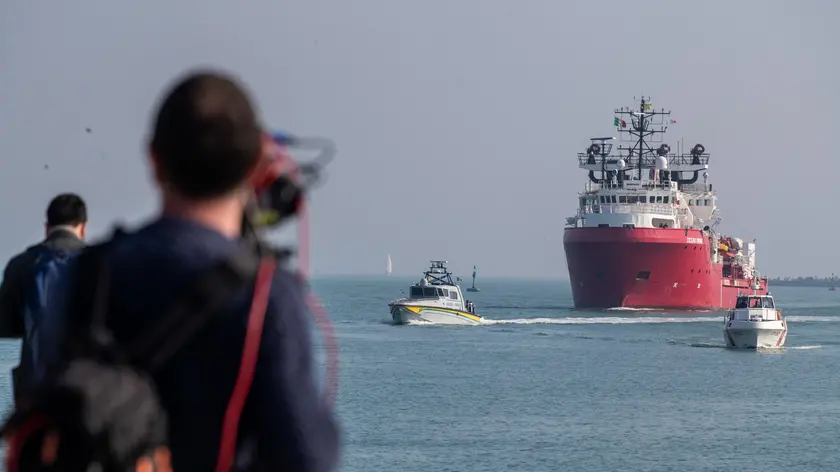The ship of the NGO SOS Mediterranee Ocean Viking with 84 migrants on board (59 minors) arrives at the port of Ravenna, 18 February 2023. ANSA/PASQUALE BOVE
