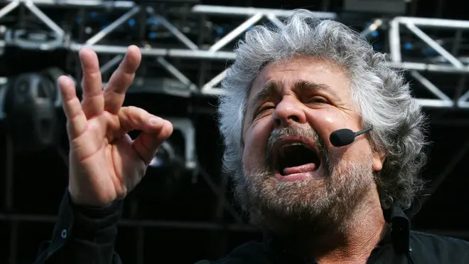 Il leader del Movimento 5 stelle Beppe Grillo durante un comizio in una foto d'archivio."Una fine come la Grecia non è certo prossima, ma a medio termine non si può escludere. Di fatto non la escludono i mercati finanziari". E' quanto si legge sul blog di Beppe Grillo. "Cosa significa infatti - si legge sul sito - uno spread di 300-350 punti ovvero un rendimento dei titoli di stato italiani superiore del 3-3,5% a quelli tedeschi? In qualche modo significa attribuire anche più del 3% di probabilità all'insolvenza dello Stato italiano" ANSA / TONINO DI MARCO