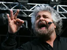 Il leader del Movimento 5 stelle Beppe Grillo durante un comizio in una foto d'archivio."Una fine come la Grecia non è certo prossima, ma a medio termine non si può escludere. Di fatto non la escludono i mercati finanziari". E' quanto si legge sul blog di Beppe Grillo. "Cosa significa infatti - si legge sul sito - uno spread di 300-350 punti ovvero un rendimento dei titoli di stato italiani superiore del 3-3,5% a quelli tedeschi? In qualche modo significa attribuire anche più del 3% di probabilità all'insolvenza dello Stato italiano" ANSA / TONINO DI MARCO