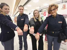 Un momento della giornata contro la violenza sulle donne, campagna di sensibilizzazione della Polizia di Stato, all'Ipercoop di piazzale Lodi, Milano, 25 novembre 2022. ANSA / PAOLO SALMOIRAGO