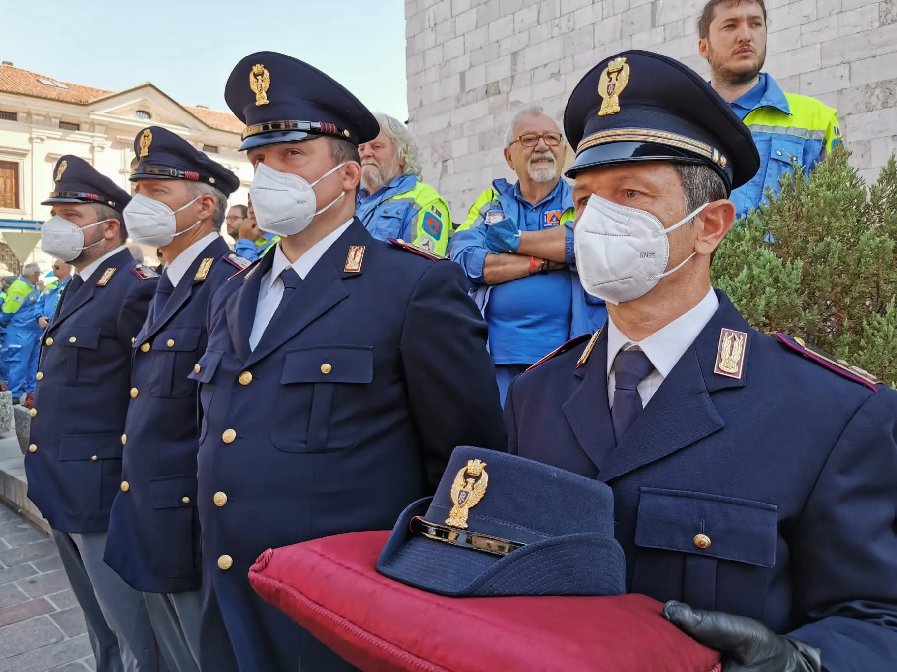 Sono stati celebrati nel duomo di Cividale i funerali di Elena Lo Duca, 56 anni, coordinatrice della Protezione civile di Prepotto, morta travolta da un albero lo scorso 22 luglio mentre era impegnata in un sopralluogo in un’area boschiva interessata da un incendio proprio nella zona di Prepotto. Presenti alle esequie di Lo Duca, assistente capo della polizia al commissariato di Cividale, anche il vicecapo del Dipartimento della Protezione civile nazionale, Immacolata Postiglione, il vicecapo della Polizia, Vittorio Rizzi, il presidente della Regione, Massimiliano Fedriga, il suo vice Riccardi e una folta delegazione di sindaci friulani, i questori delle quattro province, il prefetto di Udine Marchesiello e tanti volontari della Pc. Il feretro, accolto all’ingresso del duomo dal picchetto della Protezione civile e della Polizia e da un lungo applauso.