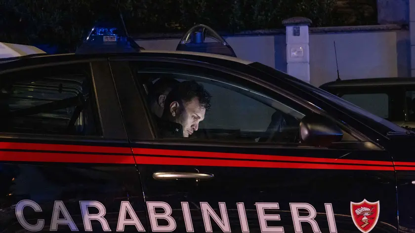 Due carabinieri sul posto in cui c'è stato un violento incendio in un emporio di articoli cinesi in via Ermenegildo Cantoni, Milano, 13 settembre 2024. Tre persone sono morte: due fratelli di 19 e 17 anni ed un'altra di 24 anni, tutte di nazionalità cinese. ANSA / ANDREA FASANI (generica, simbolica, auto)