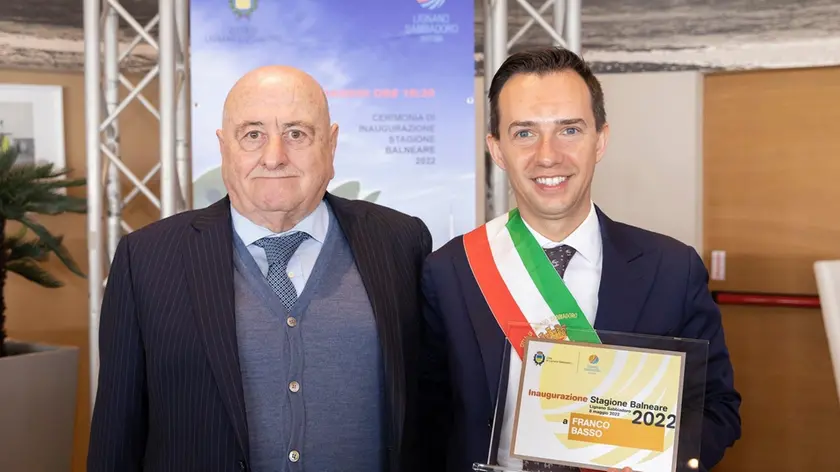 Franco Basso premiato nel 2022 dall’allora sindaco di Lignano Luca Fanotto,