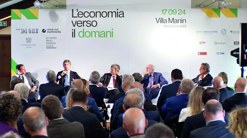 Il panel moderato da Barisoni e la platea al convegno