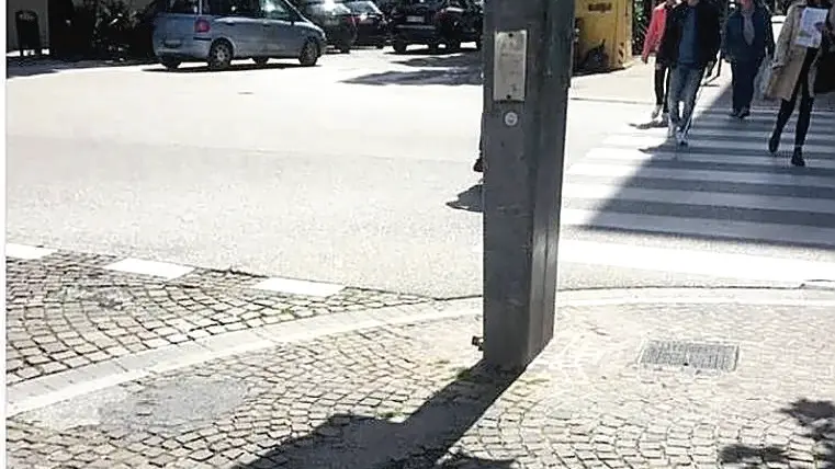 La buca sul marciapiede di via Gorghi il giorno della caduta
