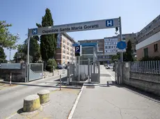 Una veduta esterna dell'ospedale Santa Maria Goretti dove e' stato portato il marocchino deceduto dopo che la sua auto era stata inseguita ad Aprilia da alcuni cittadini perchè lo ritenevano un ladro, Latina, 30 luglio 2018 ANSA/MASSIMO PERCOSSI