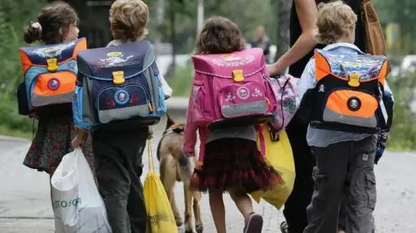 Gli studenti non potranno tenere gli smartphone neppure negli zaini: l'unica eccezione è per gli alunni con disabilità