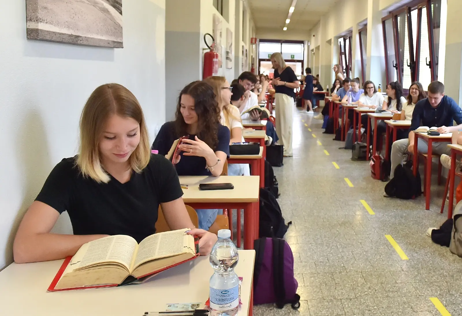 Il giorno della prima prova della Maturità è arrivato. In Friuli Venezia Giulia all’appuntamento con l’Esame di Stato sono attesi 9 mila 484 studenti, di cui 253 iscritti nelle scuole paritarie e 181 esterni. Ecco gli studenti fuori dalle scuole prima di accedere alla prima prova (Foto Petrussi/Brisotto)