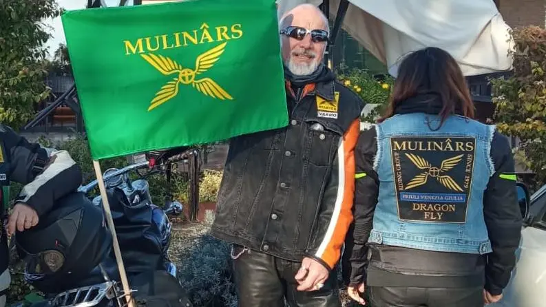 Antonio De Candido con la bandiera recante lo stemma dei Mulinârs