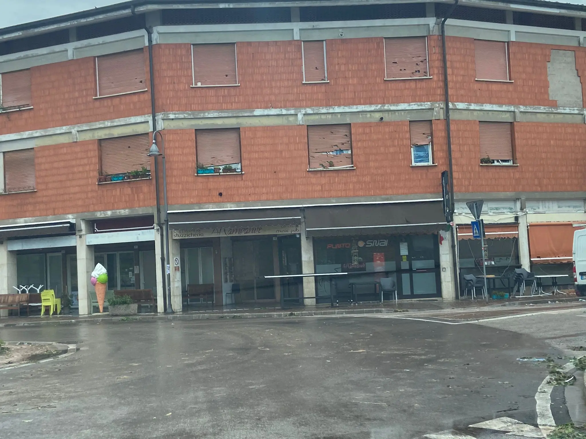 Mortegliano è uno dei comuni più colpiti dalla violenta grandinata che ha interessato tutto il Friuli nella notte tra lunedì 24 e martedì 25 luglio. Le immagini parlano da sole: il ghiaccio, grosso come palline da tennis, ha colpito e distrutto molte delle finestre delle abitazioni. I bozzi si vedono anche sui muri e le strade sono ricoperte da chicchi di ghiaccio. Leggi anche l'intervista al sindaco "Sembrava un bombardamento"