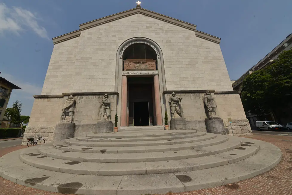 Udine 20 Luglio 2017 macchie di unto sagrato tempio ossario Copyright Petrussi Foto Press Turco Massimo