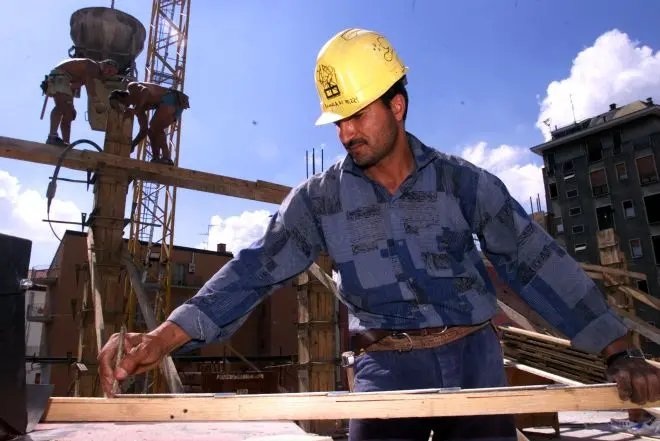 2000714 - MILANO-ECO- IMMIGRAZIONE: 18% ASSUNZIONI A MILANO PER EXTRACOMUNITARI. Un operaio egiziano al lavoro inn un cantiere nel centro di Milano. DAL ZENNARO/ANSA/DEF