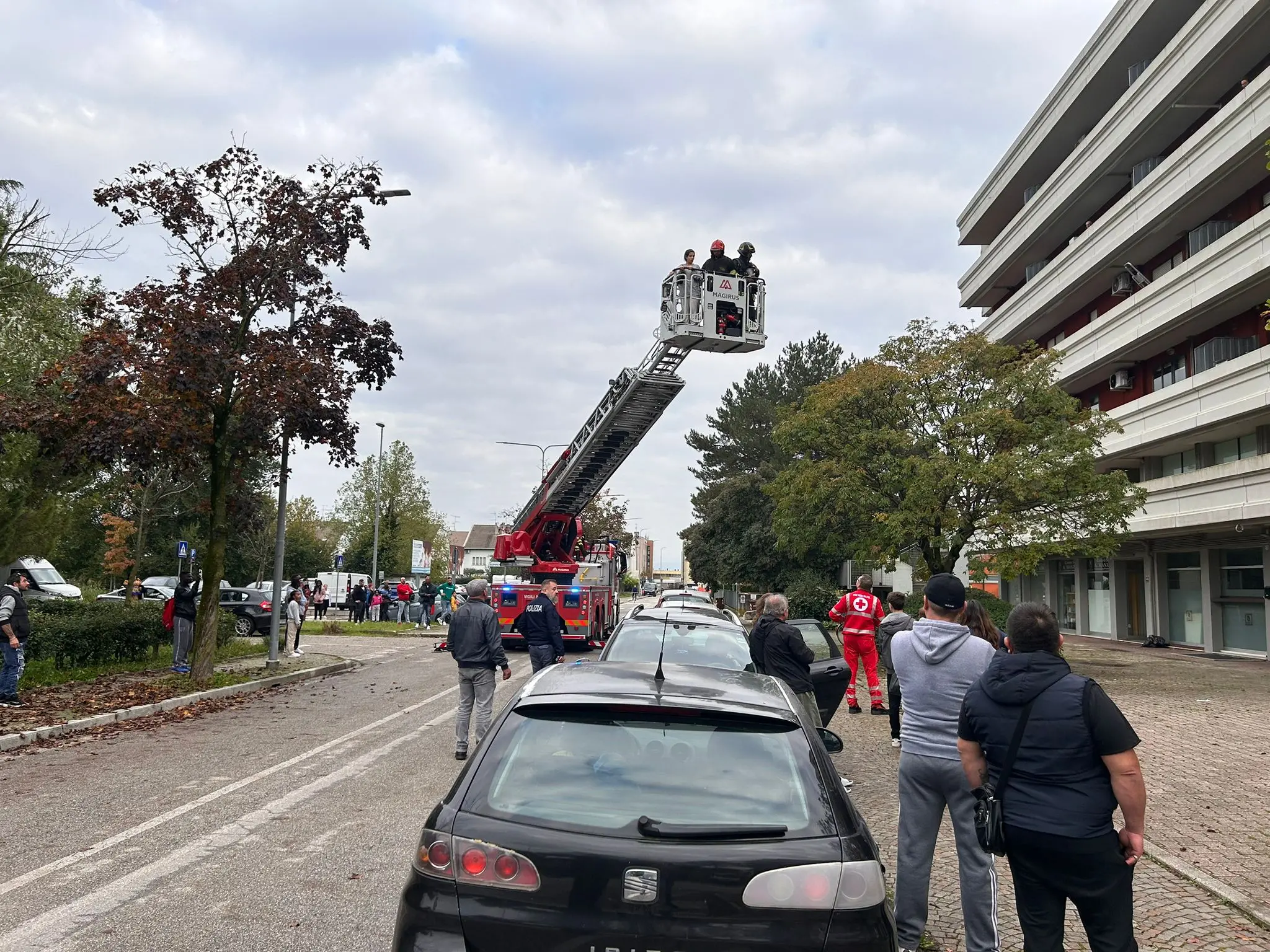 Ben 5 mezzi sono serviti per prestare soccorso ai residenti del condominio di via Pirona, in località Cussignacco (Udine)