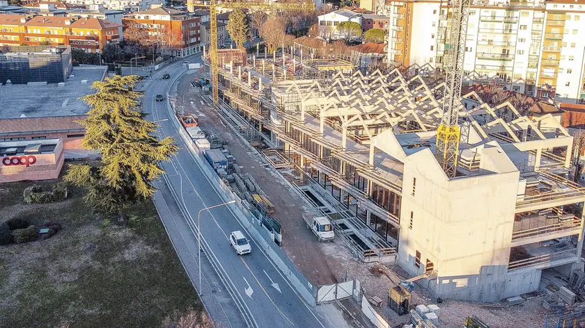 Procedono spediti i lavori nell’ex Dormisch. Il futuro Centro Villalta che a settembre ospiterà i primi studenti dell’Istituto tecnico superiore Malignani (Foto Petrussi)