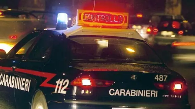 20050619 - GIRO DI VITE DEI CARABINIERI CONTRO IMMIGRAZIONE CLANDESTINA E PROSTITUZIONE. Una pattuglia dei carabinieri ripresa durante la scorsa notte nella Capitale nel corso di un'operazione contro l'immigrazione clandestina e la prostituzione. ANSA-CD..