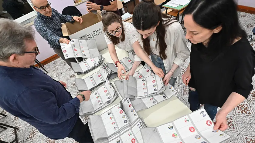 Spoglio delle schede delle elezioni europee presso il seggio in via Ada Negri a Torino, 9 giugno 2024./// The counting of European election ballots at the polling station in via Ada Negri in Turin, Italy, 09 June 2024. ANSA/ALESSANDRO DI MARCO