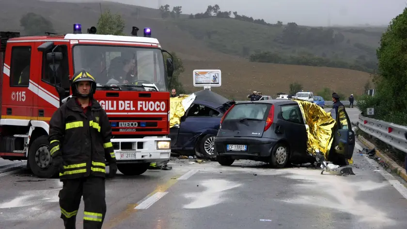 Incidente mortale strada statale Palermo Sciacca in località Altofonte (Palermo), cinque i morti. Palermo, 13 novembre 2013. ANSA/ FRANCO LANNINO