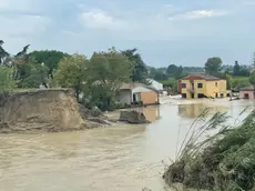 Lo squarcio che ha causato gli allagamenti a Traversara, frazione di Bagnacavallo (Ravenna), 19 settembre 2024. Le strade di Traversara sono ancora fiumi in piena. Molte case sono danneggiate e le operazioni di salvataggio sono ancora in corso. E' la situazione di devastazione che si trova davanti chi è riuscito a raggiungere la frazione di Bagnacavallo (Ravenna) devastata dal Lamone che proprio qui ha rotto un argine./// The gash that caused floods in Traversara, a hamlet of Bagnacavallo (Ravenna, Italy), 19 September 2024. The streets of Traversara are still rivers in flood. Many houses are damaged and rescue operations are still underway. This is the devastating situation faced by those who managed to reach the hamlet of Bagnacavallo (Ravenna) devastated by the Lamone river that broke an embankment right here. ANSA/ MAX CAVALLARI