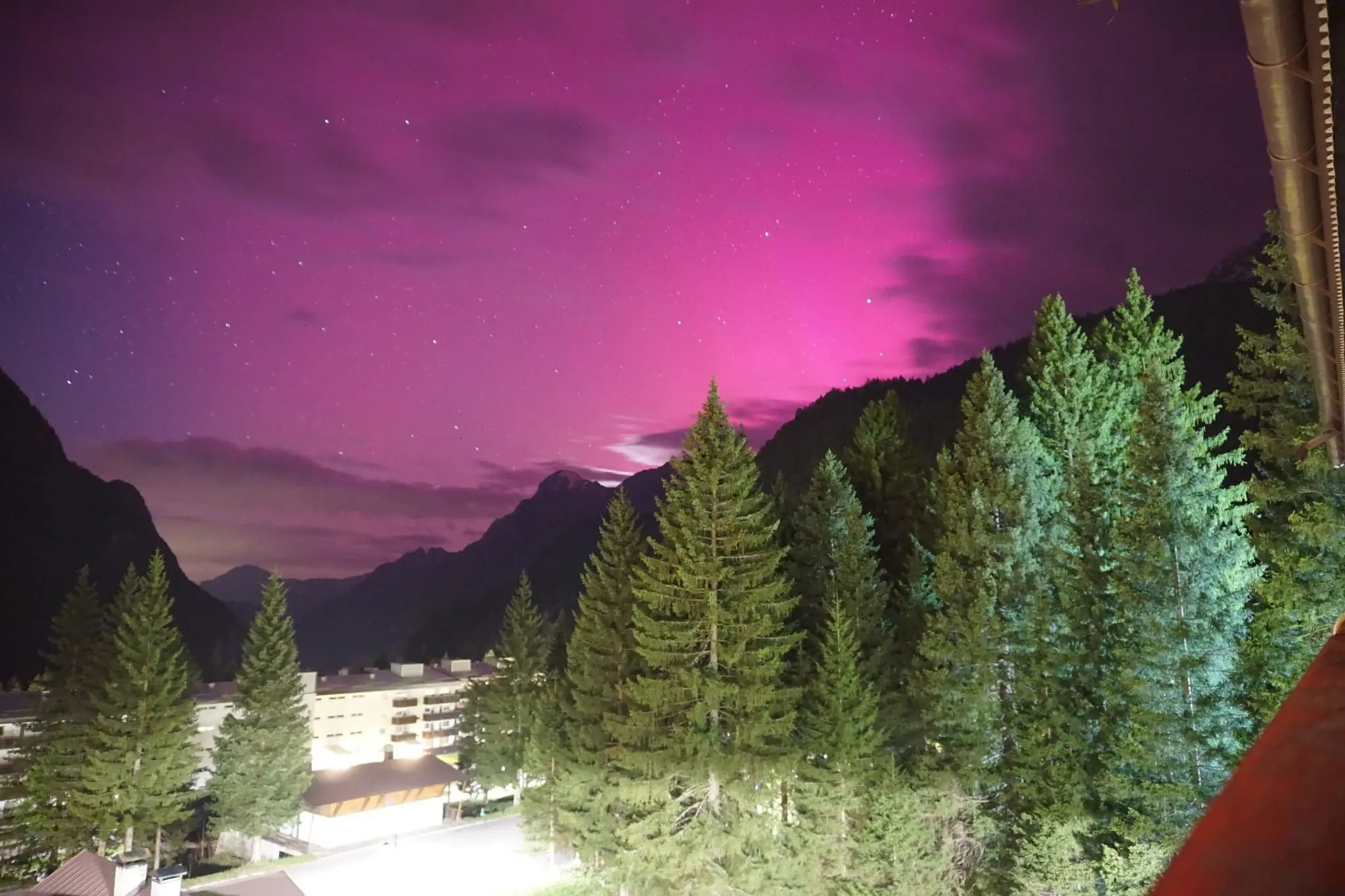 Le immagini della "tempesta geomagnetica" da Sella Nevea: il cielo ha riprodotto un colore simile al fenomeno dell'aurora boreale