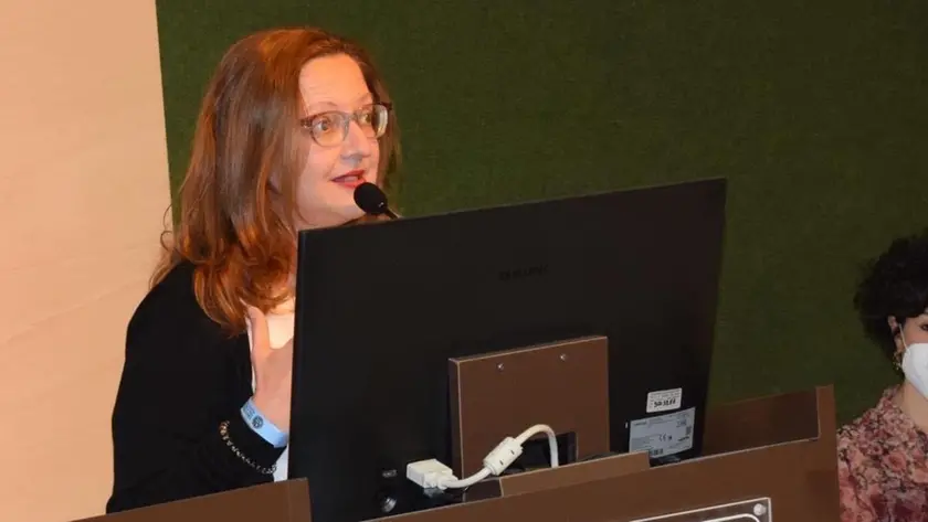 La studiosa Elena Matarese durante una lezione all’università