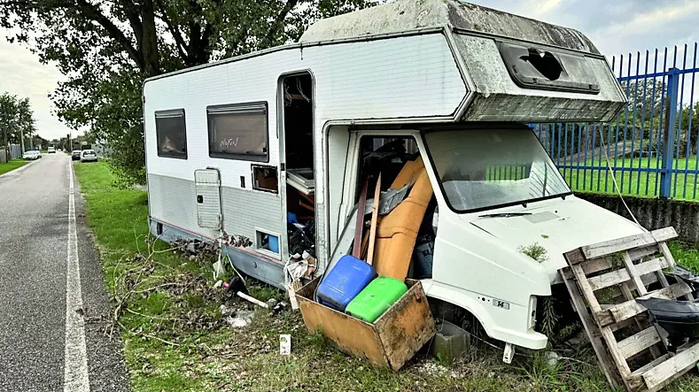 Il camper abbandonato da mesi in via Rizzolo e ricoperto dai rifiuti