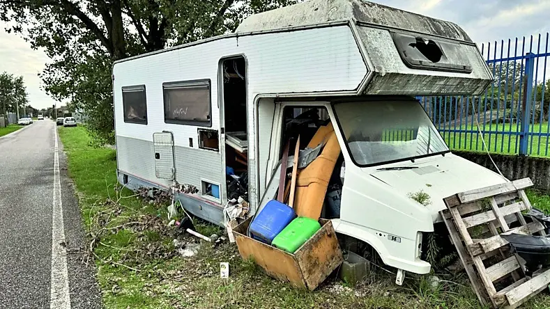 Il camper abbandonato da mesi in via Rizzolo e ricoperto dai rifiuti